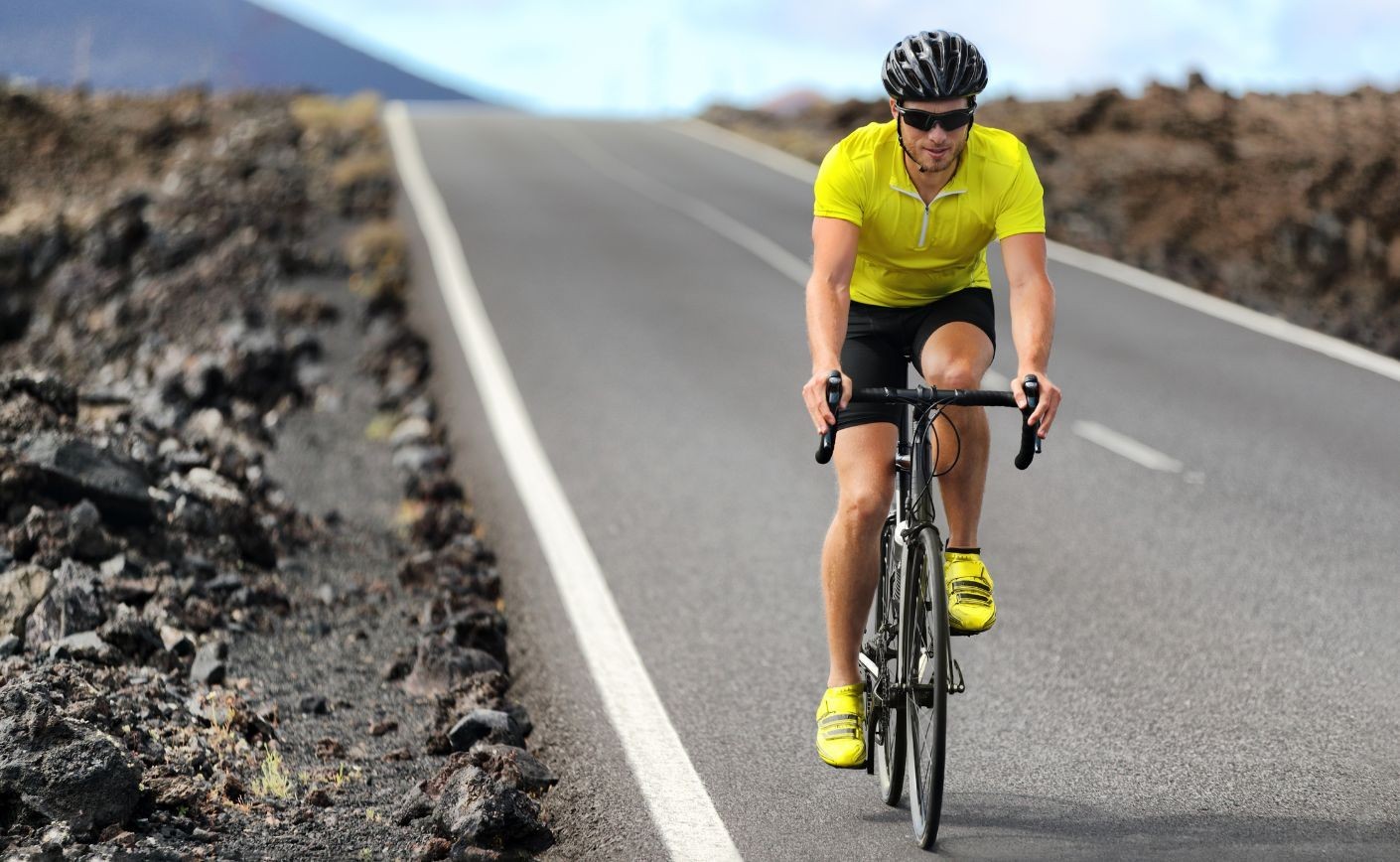 Dónde colocarse las gafas de ciclismo: ¿Por fuera o por dentro de las cintas?